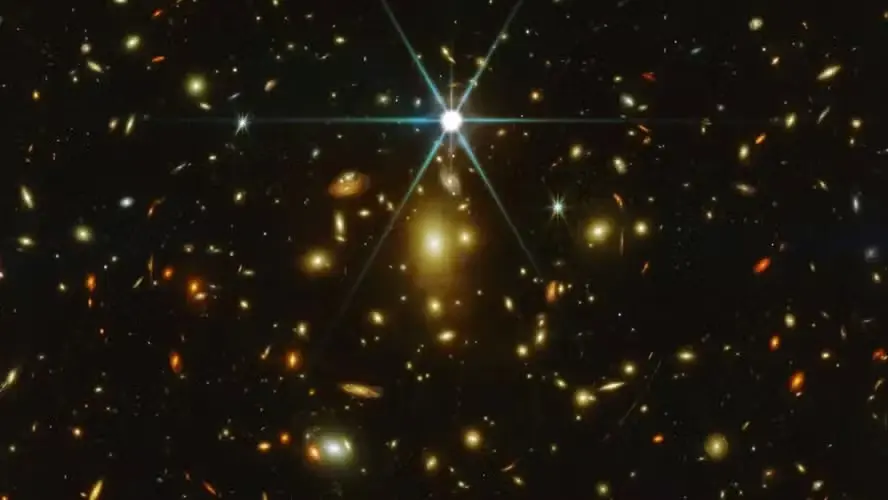 O observatório Hubble da NASA fez a descoberta em 2022, tornando-a a estrela mais distante e mais antiga já flagrada por astrônomos — Foto: NASA/ESA/CSA/STScI