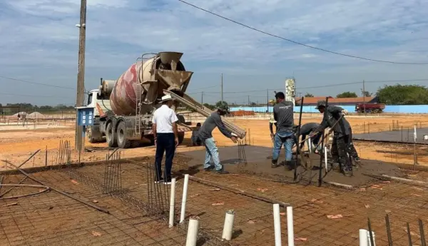 Bocalom acompanha construção de casas populares e diz que cidade virou canteiro de obras