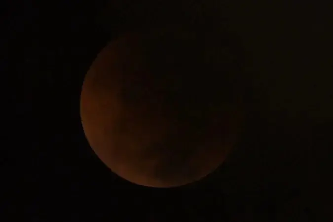 Quando a Lua está totalmente dentro da umbra, ocorre o eclipse total - (crédito: Ed Alves/CB)