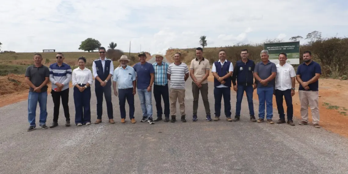 Bocalom e Márcio Bittar visitam obras de pavimentação da AC-445 entre Bujari e Porto Acre
