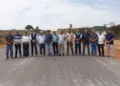 Bocalom e Márcio Bittar visitam obras de pavimentação da AC-445 entre Bujari e Porto Acre