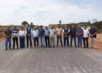 Bocalom e Márcio Bittar visitam obras de pavimentação da AC-445 entre Bujari e Porto Acre