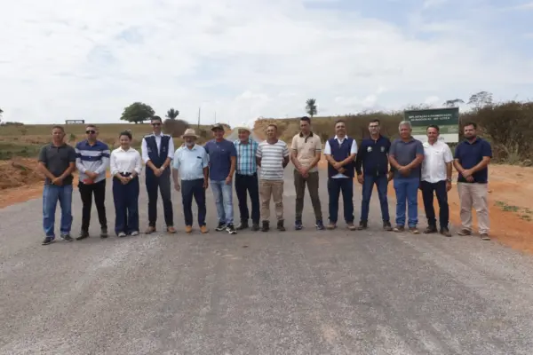 Bocalom e Márcio Bittar visitam obras de pavimentação da AC-445 entre Bujari e Porto Acre