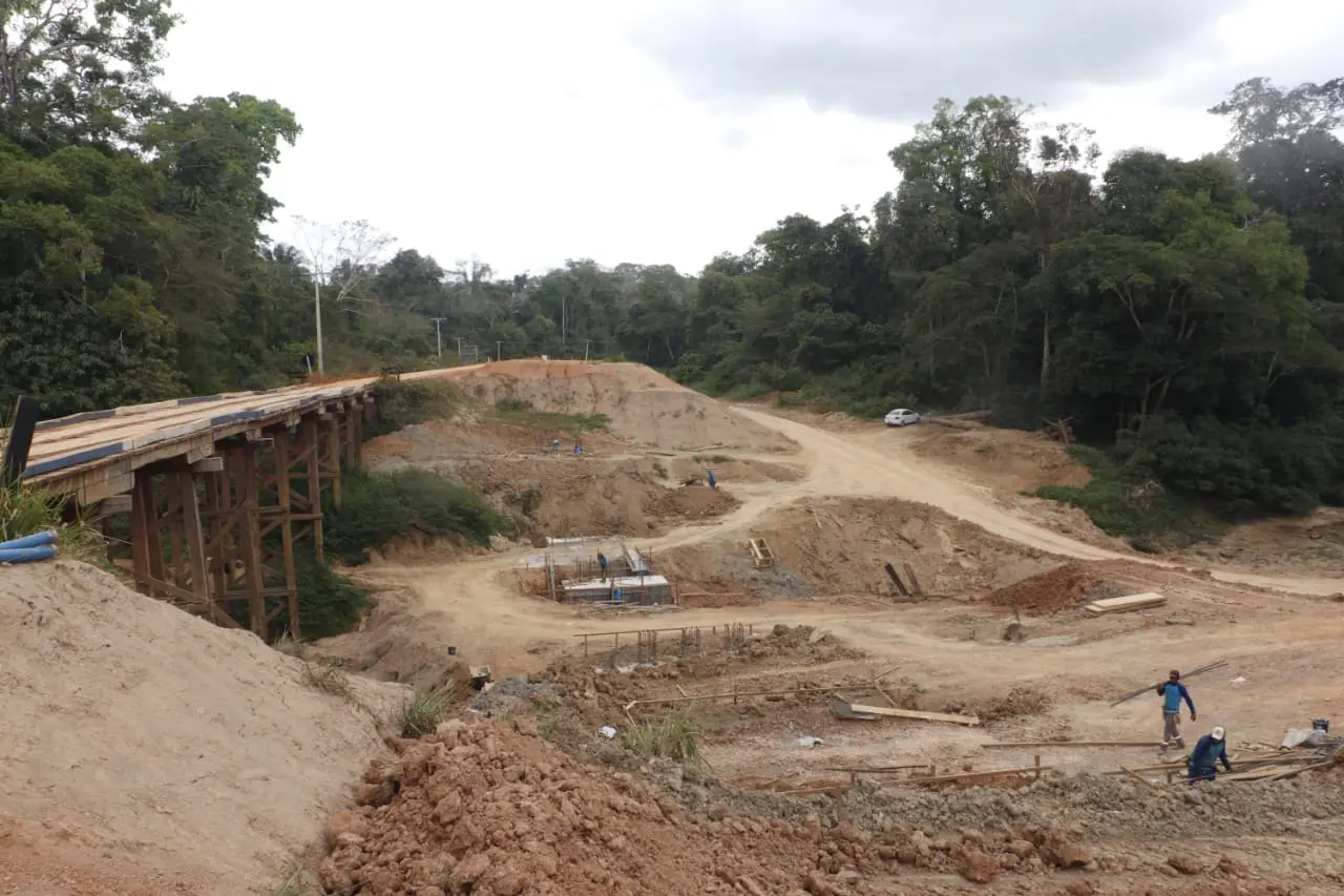Bocalom e Márcio Bittar visitam obras de pavimentação da AC-445 entre Bujari e Porto Acre