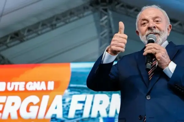 Lula provoca Bolsonaro: "Tem gente que tem tornozeleira, eu tenho meia bonita"