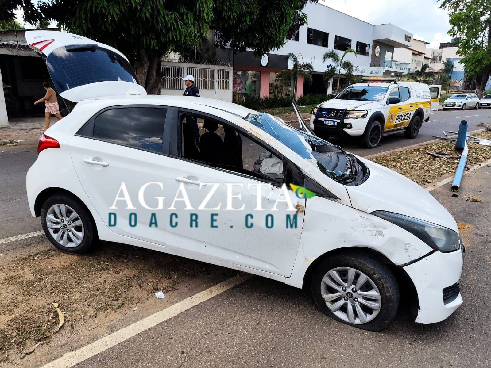 Carro capota após colisão com poste no Parque da Maternidade em Rio Branco