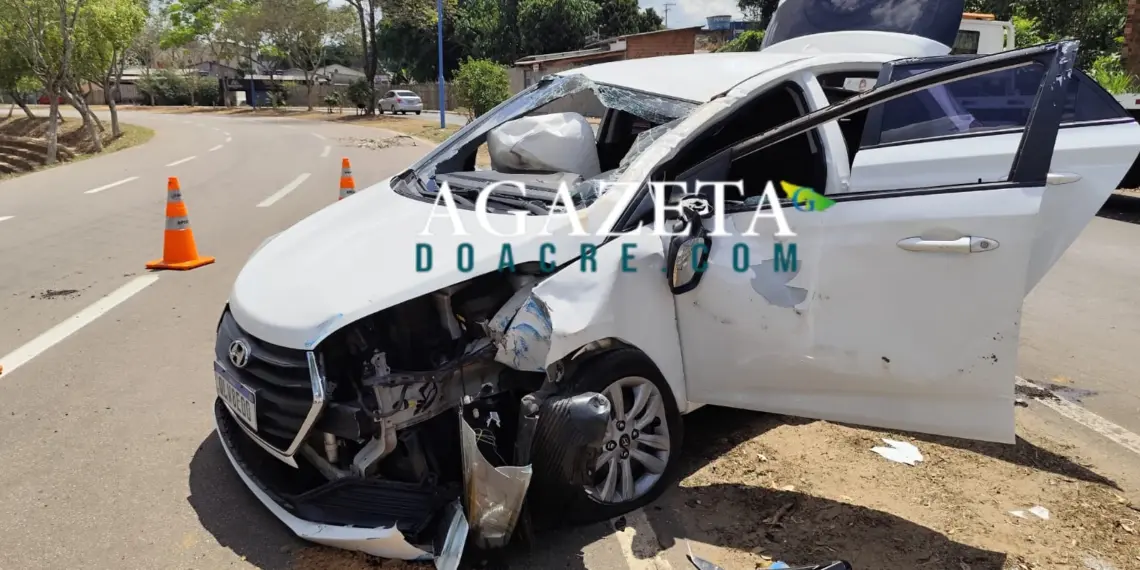 Carro capota após colisão com poste no Parque da Maternidade em Rio Branco