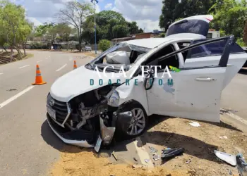 Carro capota após colisão com poste no Parque da Maternidade em Rio Branco