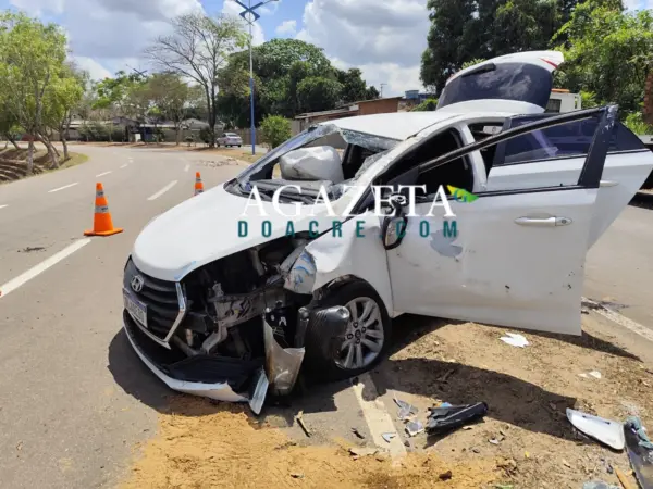 Carro capota após colisão com poste no Parque da Maternidade em Rio Branco