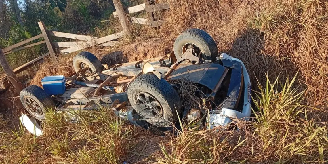 Capotamento em ramal de Xapuri deixa um morto e vítimas feridas; motorista foi preso por embriaguez