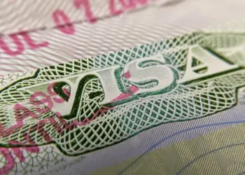 Foto mostra um carimbo de visto em um passaporte estrangeiro em Los Angeles, nos EUA, em 6 de junho de 2020. — Foto: Chris Delmas/AFP