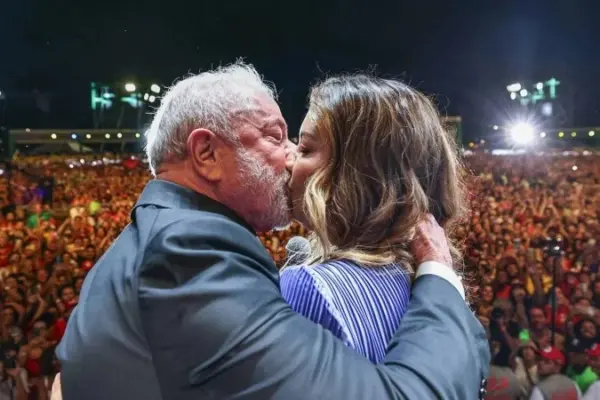 Janja faz aniversário e Lula publica homenagem romântica para primeira-dama