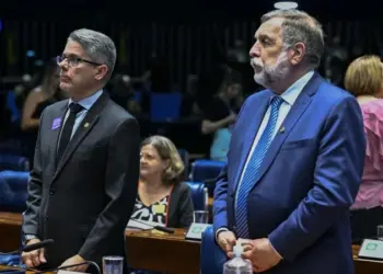 Autor do PL da Adultização, senador Alessandro Vieira, e relator da matéria, senador Flávio Arns, acompanham a decretação do resultado da votação - (crédito: Waldemir Barreto/Agência Senado)