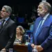 Autor do PL da Adultização, senador Alessandro Vieira, e relator da matéria, senador Flávio Arns, acompanham a decretação do resultado da votação - (crédito: Waldemir Barreto/Agência Senado)