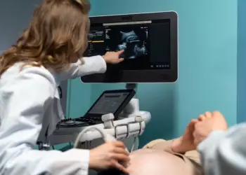 Útero artificial pode ser futura alternativa para prevenir riscos de gravidez para as mulheres. — Foto: Freepik