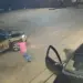 Mulher corre para viatura da PM pedindo socorro — Foto: Câmeras de segurança