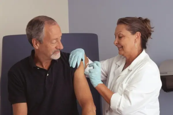 Vacina contra herpes-zóster reduz risco de AVC e infarto, diz estudo