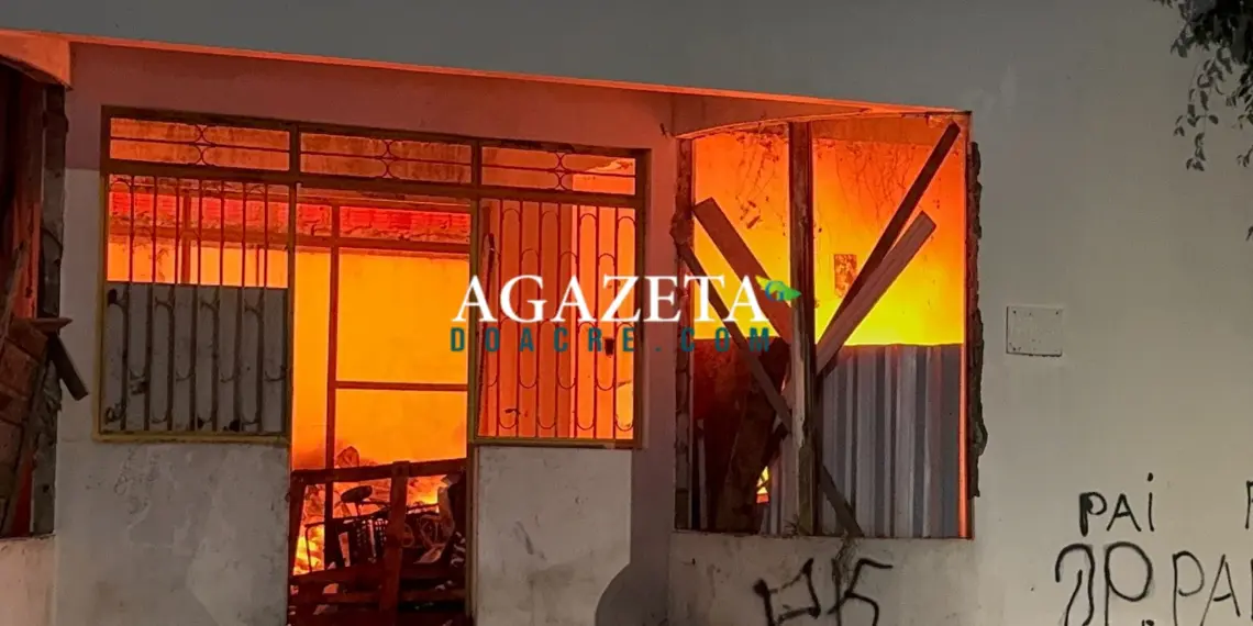 Incêndio atinge prédio abandonado no Bosque, em Rio Branco