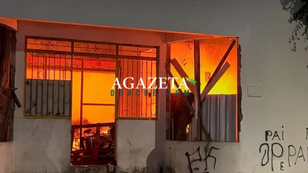 Incêndio atinge prédio abandonado no Bosque, em Rio Branco