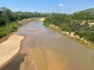 Na fronteira, Rio Acre fica tão baixo que já pode ser atravessado a pé; VÍDEO 2 Na fronteira, Rio Acre fica tão baixo que já pode ser atravessado a pé; VÍDEO