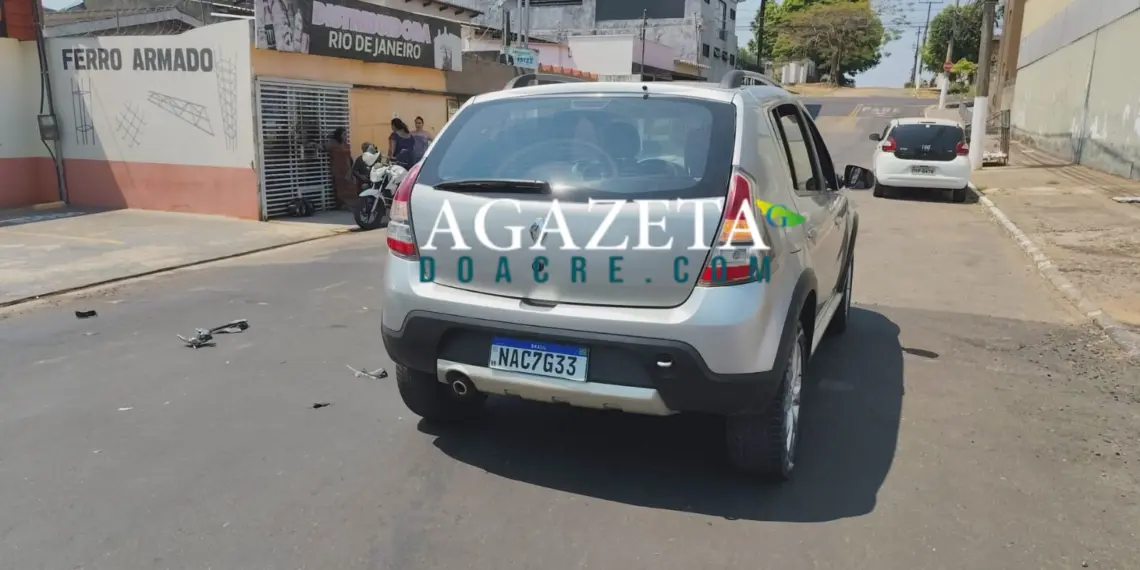 Carro invade preferencial e provoca acidente com moto de aplicativo em Rio Branco