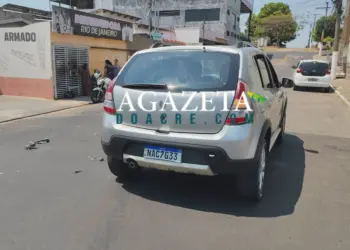 Carro invade preferencial e provoca acidente com moto de aplicativo em Rio Branco