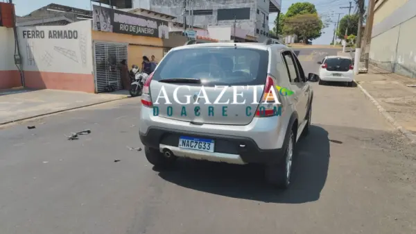Carro invade preferencial e provoca acidente com moto de aplicativo em Rio Branco