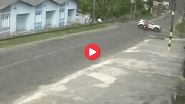 Câmera flagra colisão que matou motociclista de 53 anos em Cruzeiro do Sul; VÍDEO