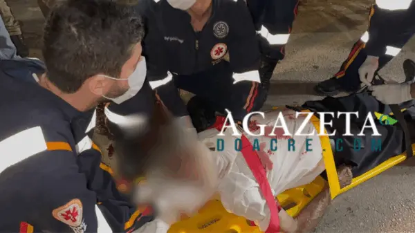 Idoso é atropelado por moto ao descer de ônibus em Rio Branco e fica em estado gravíssimo