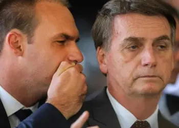 Relatório da PF que descreve os indícios de crimes cometidos por Eduardo e Jair Bolsonaro foi repassado para análise da PGR - (crédito: Sergio Lima/AFP)