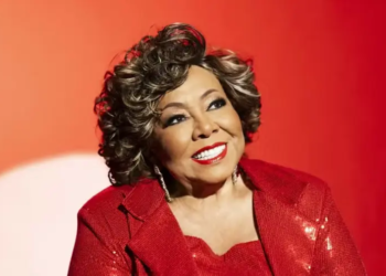 A cantora Alcione aos 77 anos de vida, sendo mais de 50 de carreira — Foto: Vinícius Mochizuki/Divulgação