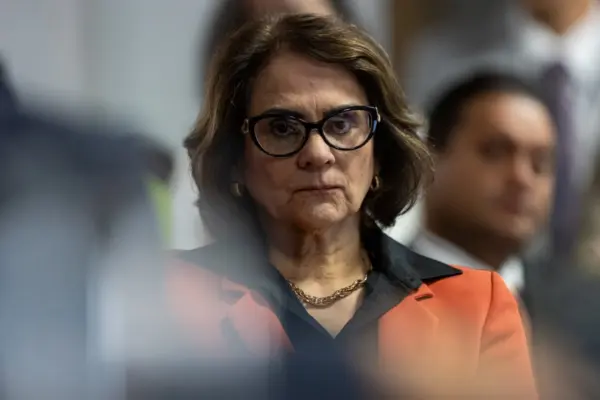 Senadora Damares Alves anuncia que está com câncer
