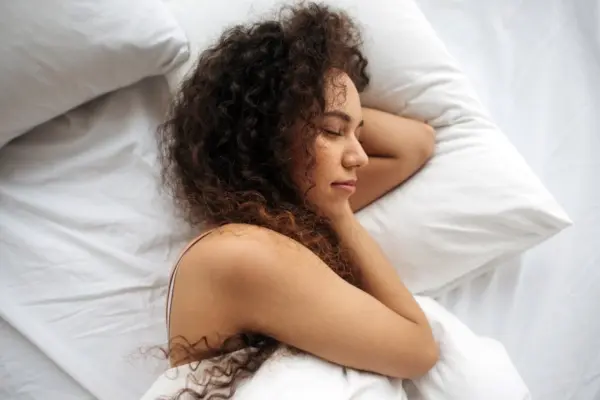 Dormir bem é essencial para o equilíbrio feminino após os 30 anos