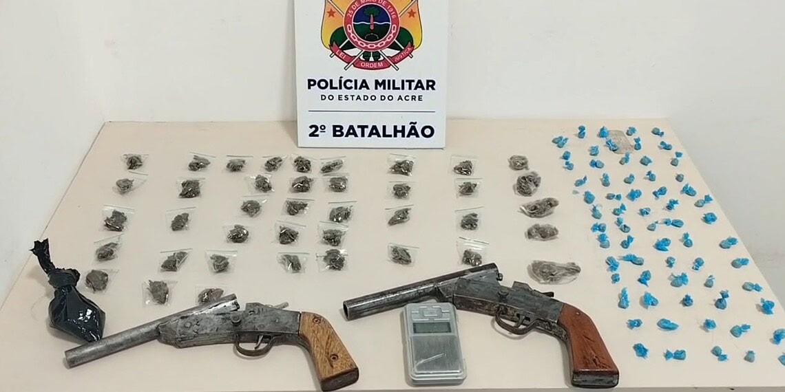 Suspeito foge de patrulha e deixa para trás duas escopetas e drogas em mata no bairro Triângulo