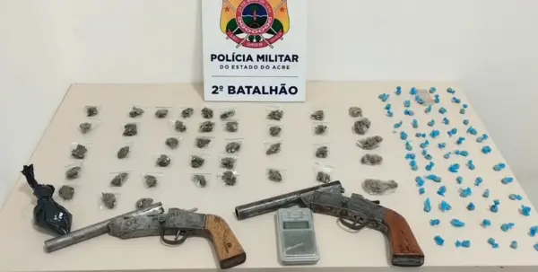 Suspeito foge de patrulha e deixa para trás duas escopetas e drogas em mata no bairro Triângulo