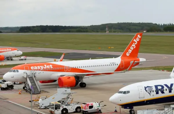 Passageiro em estado de delírio tenta invadir cabine de avião em voo para Portugal