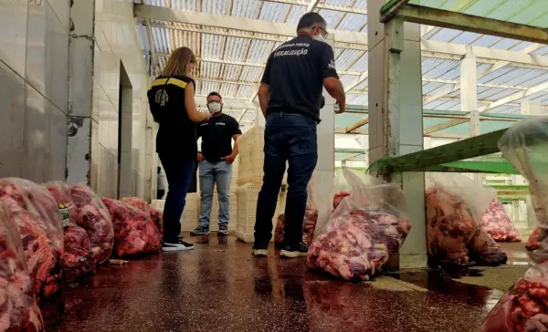 Empresa é lacrada após apreensão de mais de 4 toneladas de carne imprópria para consumo no Acre