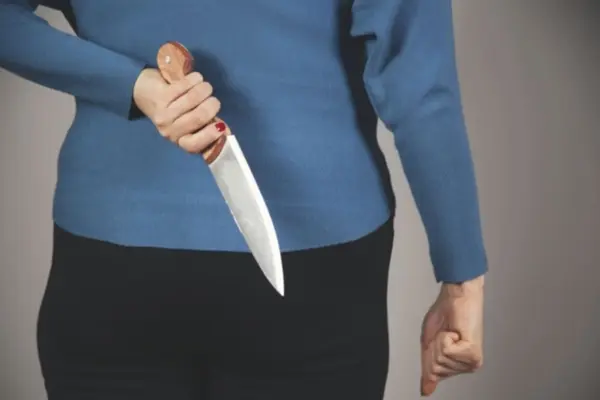 Mulher mata marido com facada no coração para ficar com amante