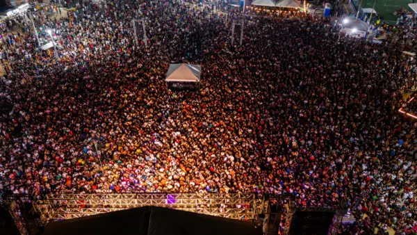 Mais de 30 mil pessoas prestigiaram o show de Evoney Fernandes em Cruzeiro do Sul