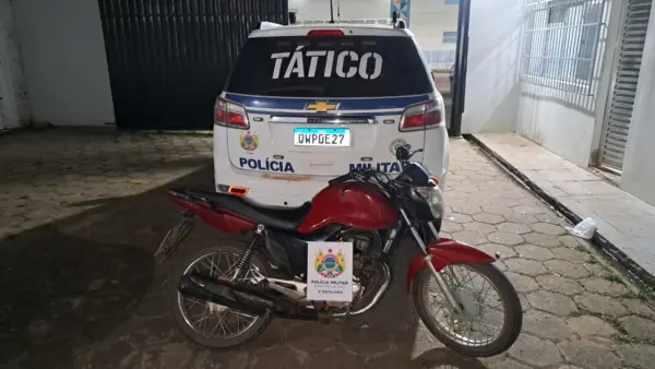 Moto roubada é recuperada e dois homens são presos em frente a casa de festas em Rio Branco 1 Moto roubada é recuperada e dois homens são presos em frente a casa de festas em Rio Branco