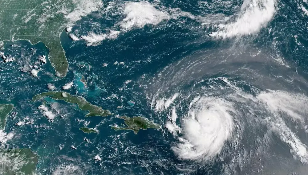 Foto de satélite do furacão Erin, no Caribe, que atingiu a categoria 5 neste sábado (16) — Foto: CIRA/NOAA via Reuters
