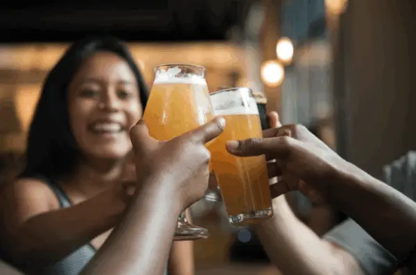 Mulheres morrem mais por hipertensão associada ao álcool, diz estudo