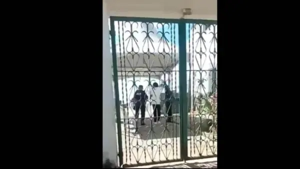 Coveiro acha corpo sentado em cova aberta em cemitério