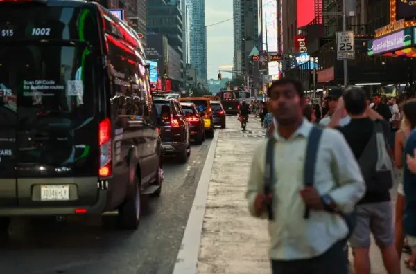Adolescente abre fogo na Times Square e deixa três feridos em NY