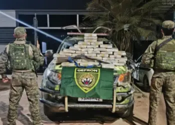Ação do GEFRON em Assis Brasil resulta na apreensão de 45 kg de skunk e arma de fogo