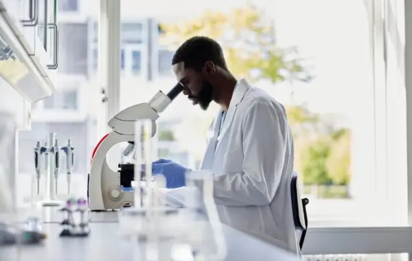 Fuga de cérebros: o que o Brasil faz para evitar saída de cientistas?