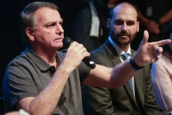 Bolsonaro e Eduardo são indiciados pela PF por coação