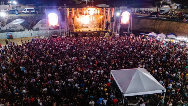 Show de Marília Tavares reúne mais de 25 mil pessoas no Festival da Farinha em Cruzeiro do Sul