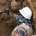 Um arqueólogo limpa um crânio atribuído à cultura pré-inca Chancay, descoberto acidentalmente por trabalhadores que instalavam um gasoduto no distrito de Puente Piedra, em Lima, em 31 de julho de 2025 - (crédito: CONNIE FRANCE/AFP)