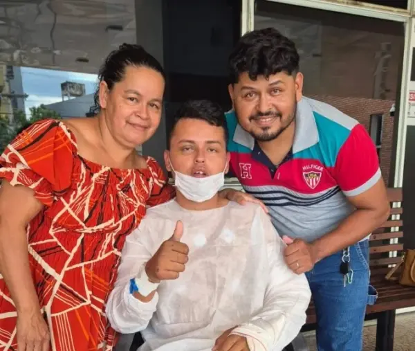 Repórter que sofreu grave acidente deixa a UTI e posta foto com a família: 'gratidão a todos'